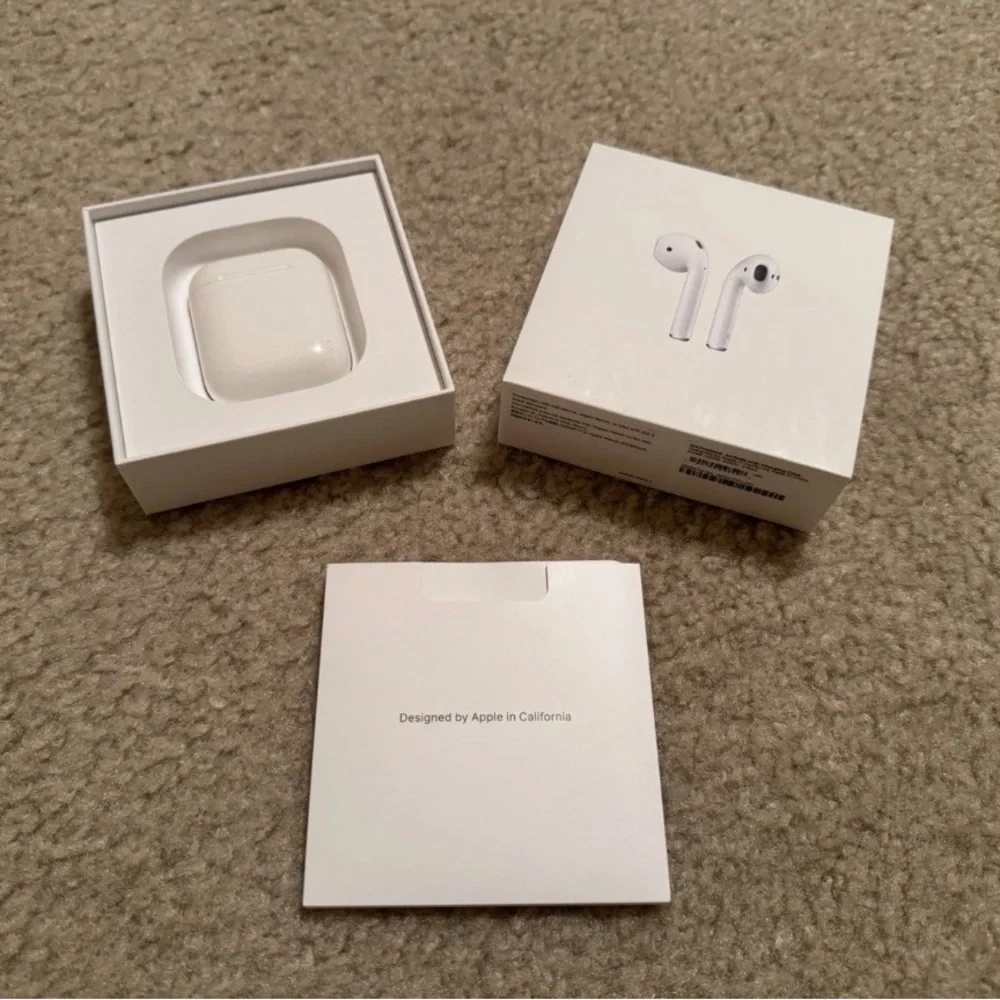 Apple White Wireless Earbuds with Charging Case and Cable